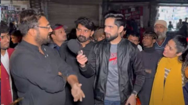 उनकी बात पर वहां मौजूद एक और पाकिस्तानी ने सवाल उठाया कि ये लड़की खड़ी हुई हैं, इनको क्या देखिए ये इस्लाम के हिसाब से हैं? इन्होंने सिर पर दुपट्टा नहीं लिया हुआ. दूसरों को बदलने से पहले खुद बदलना चाहिए. समाज में तरह-तरह के लोग होते हैं ऐसे तो लोग आपको देखेंगे.