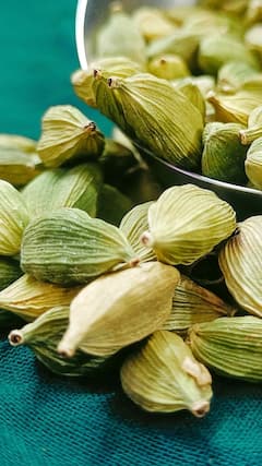 એલચી ચાવવાથી મળે છે આ 8 અદભૂત ફાયદા