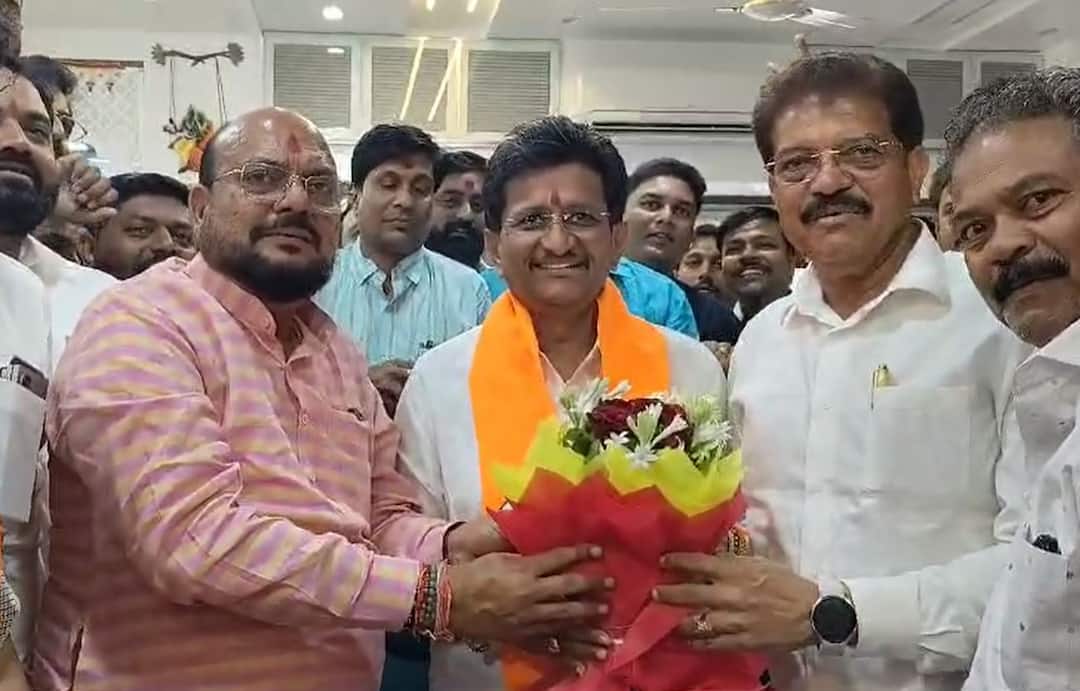 Maharashtra Assembly Election 2024 Shiv Sena Thackeray faction suffers a big blow in Jalgaon District President Vishnu Bhangale joins Shiv Sena Shinde faction in the presence of Gulabrao Patil जळगावात ठाकरे गटाला मोठा धक्का, जिल्हाध्यक्ष भंगाळेंचा गुलाबराव पाटलांच्या उपस्थितीत शिवसेना शिंदे गटात प्रवेश