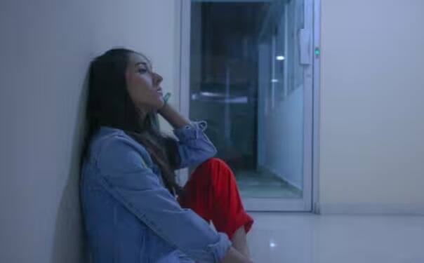 મહિલાએ કહ્યું કે જો તે ઘર સિવાય બીજે ક્યાંય રહે છે તો તેને એક અલગ રૂમની જરૂર હોય છે અને તે પોતાની જાતને તેમાં બંધ કરી લે છે. મહિલા કહે છે કે જો હું કોઈ બીજા સાથે સૂઈશ તો મને ખાતરી છે કે હું કંઈક બીજું કરીશ.