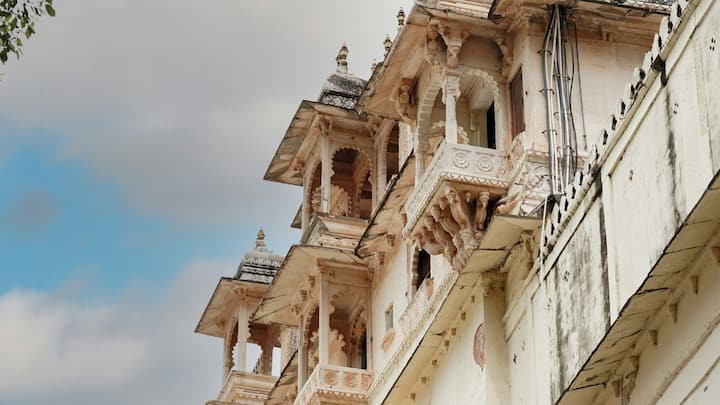 உலகின் பல்வேறு பகுதிகளின் மரபுகள் மற்றும் கலாச்சாரங்கள் பற்றிய விழிப்புணர்வை பரப்புவதை நோக்கமாகக் கொண்ட இது ஒரு வார கால திருவிழாவாகும். உலக பாரம்பரிய வாரம் யுனெஸ்கோ மற்றும் பிற சர்வதேச அமைப்புகளால் உருவாக்கட்டடது. இந்தியாவில் இந்த விழா இந்திய தொல்லியல் துறையால் கொண்டாடப்படுகிறது.