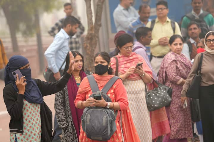 Commuters wait at a bus stop amid low visibility due to smog as air quality remains in the 'severe' category, in New Delhi, Monday, Nov. 18, 2024. (Source: PTI)