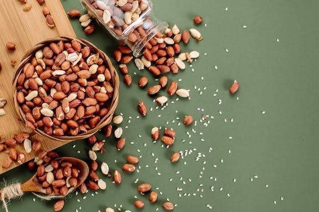 सर्दियों का मौसम आ गया है. इस मौसम में मूंगफली खाने का मजा ही अलग होता है. मूंगफली सर्दियों में खाई जाने वाली हेल्दी चीजों में से एक है.