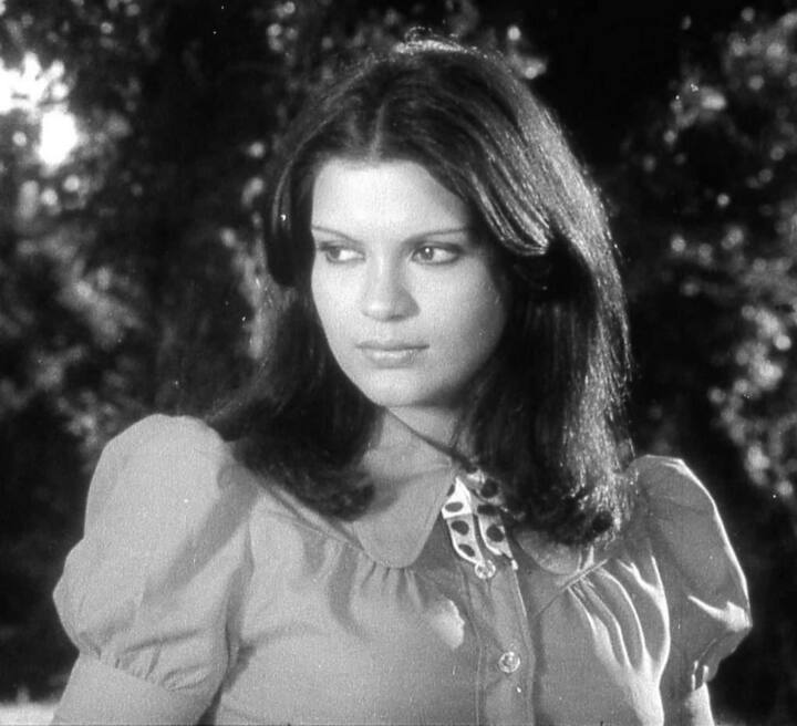 बॉलिवुडनगरीत एकावर एक हीट सिनेमे देत प्रेक्षकांना आपल्या रुपानं आणि अभिनयानं वेड लावणारी ही सुंदरी सुरुवातीला पत्रकार होती.