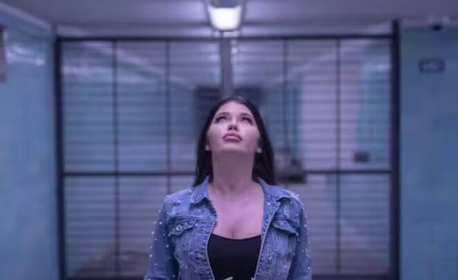 જ્યારથી આ 50 વર્ષની મહિલાને આ બીમારી હોવાનું નિદાન થયું છે, ત્યારથી તેણે પોતાની જાતને તેના રૂમમાં જ બંધ રાખી છે. તેના પતિનું કહેવું છે કે જ્યારે તે તેની પત્ની પાસે સૂતો હોય છે ત્યારે તે તેને વળગી રહે છે અને શારીરિક સંબંધ બાંધવાનો પ્રયાસ કરવા લાગે છે.