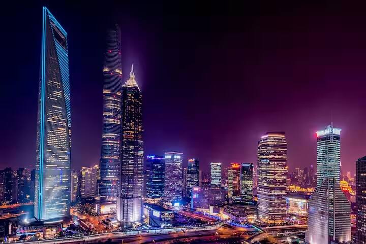 ફિનલેન્ડ- ફિનલેન્ડે પણ તેના પર્યાવરણને સ્વચ્છ રાખવામાં સફળતા મેળવી છે. આ દેશમાં વનીકરણ અને પર્યાવરણીય સંતુલન જાળવવા માટે ઘણા પગલાં લેવામાં આવ્યા છે. અહીં હવા, પાણી અને માટીનું ગુણવત્તા સ્તર સૌથી વધુ છે. ગ્રીન બિલ્ડીંગ્સ અને સ્માર્ટ સિટીનું મોડલ ફિનલેન્ડની રાજધાની હેલસિંકીમાં લાગુ કરવામાં આવ્યું છે, જ્યાં ઈમારતોના નિર્માણમાં ઉર્જા કાર્યક્ષમતાનું ધ્યાન રાખવામાં આવે છે.