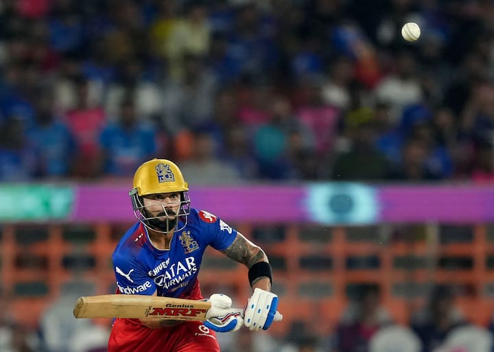 रॉयल चैलेंजर्स बेंगलुरु ने आईपीएल 2025 से पहले सिर्फ तीन खिलाड़ियों को रिटेन किया, जिसके लिए उन्होंने कुल 37 करोड़ रुपये खर्च किए थे. तीन खिलाड़ियों में विराट कोहली (21 करोड़), रजत पाटीदार (11 करोड़) और यश दयाल (5 करोड़) शामिल हैं. इसके अलावा टीम इन पांच खिलाड़ियों को मेगा ऑक्शन में टारगेट कर सकती है.