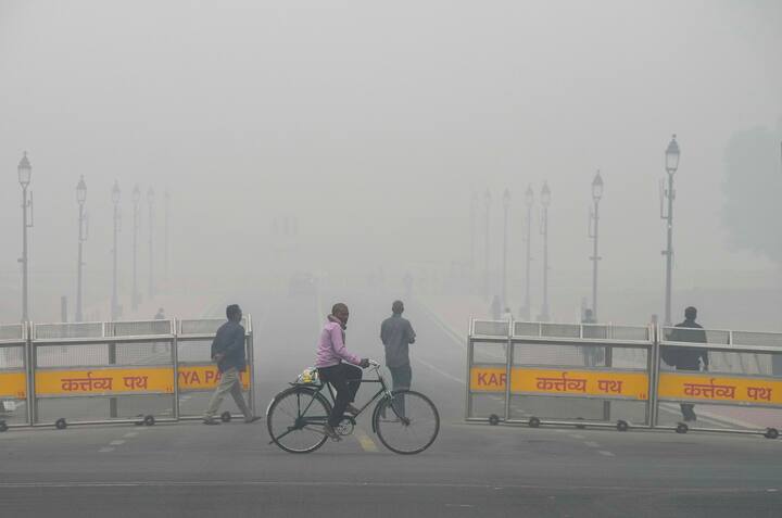 सीपीसीबी बुलेटिन के अनुसार, दिल्ली का औसत 24 घंटे का AQI 493 है, जो कि इस सीजन का सबसे ज्यादा एयर क्वालिटी इंडेक्स है. दिल्ली के 36 में से 13 स्टेशनों पर AQI 499 या 500 है.