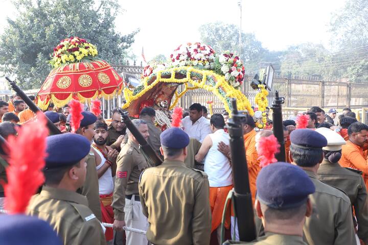 सवारी में आगे तोपची, कडाबीन, पुलिस बैंड घुड़सवार दल, सशस्त्र पुलिस बल के जवान नगर वासियों को बाबा के आगमन की सूचना देते चल रहे थे. पालकी को मुख्य द्वार पर सशस्त्र पुलिस बल के जवानों द्वारा भगवान को सलामी दी गई.