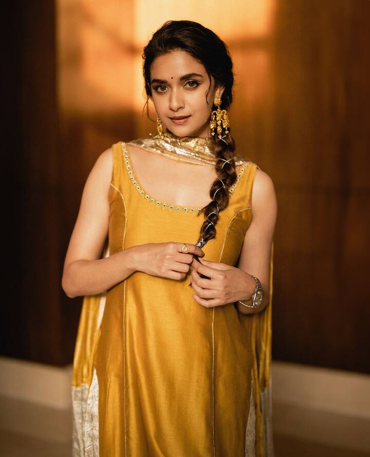 कीर्ति और एंटनी की शादी की रस्में 11 और 12 दिसंबर को गोवा में निभाई जाएंगी. ऐसे में अब एक्ट्रेस के फैंस ये जानने के लिए एक्साइटिड हैं कि आखिर एंटली कौन हैं.