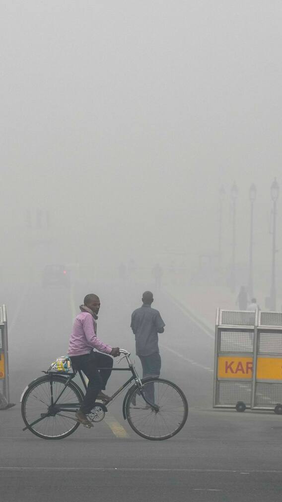 दिल्ली में प्रदूषण से हालात हुए 'गंभीर', धुंध ने ढका शहर, जानें- आज का AQI