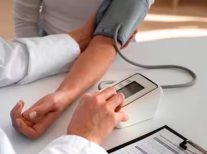 ਖੋਜਕਰਤਾਵਾਂ ਨੇ ਸਿਰਫ ਦੋ ਦਵਾਈਆਂ 'ਤੇ ਆਪਣਾ ਅਧਿਐਨ ਕੀਤਾ। ਉਨ੍ਹਾਂ ਨੇ ਡਾਕਟਰਾਂ ਨੂੰ ਨਿਫੇਡੀਪੀਨ ਦੀ ਹਾਈ ਡੋਜ਼ ਪ੍ਰਤੀ ਸੁਚੇਤ ਰਹਿਣ ਦੀ ਅਪੀਲ ਕੀਤੀ ਹੈ। ਖਾਸ ਕਰਕੇ ਦਿਲ ਦੇ ਰੋਗੀਆਂ ਲਈ। ਇਸ ਦੇ ਨਾਲ ਹੀ ਮਰੀਜ਼ਾਂ ਨੂੰ ਇਨ੍ਹਾਂ ਲੱਛਣਾਂ ਦੀ ਨਿਗਰਾਨੀ ਕਰਨ ਦੀ ਵੀ ਅਪੀਲ ਕੀਤੀ ਗਈ ਹੈ। ਛਾਤੀ ਵਿੱਚ ਦਰਦ, ਸਾਹ ਲੈਣ ਵਿੱਚ ਤਕਲੀਫ਼ ਜਾਂ ਮਤਲੀ ਵਰਗੀਆਂ ਸਮੱਸਿਆਵਾਂ ਪ੍ਰਤੀ ਲਾਪਰਵਾਹੀ ਨਾ ਵਰਤਣ ਦੀ ਸਲਾਹ ਦਿੱਤੀ ਗਈ ਹੈ। ਹਾਲਾਂਕਿ, ਅਧਿਐਨਾਂ ਨੇ ਕਿਸੇ ਵੀ ਇਲਾਜ ਦੇ ਲਾਭ ਅਤੇ ਜੋਖਮ ਦਰਸਾਏ ਹਨ। ਖੋਜਕਰਤਾਵਾਂ ਦਾ ਮੰਨਣਾ ਹੈ ਕਿ ਅਜਿਹੀਆਂ ਹੋਰ ਦਵਾਈਆਂ ਬਾਰੇ ਅਜੇ ਵੀ ਅਧਿਐਨ ਦੀ ਲੋੜ ਹੈ।