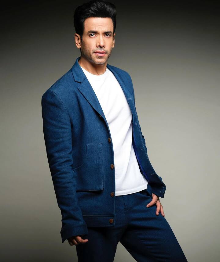 रिपोर्ट्स के अनुसार तुषार कपूर ब्रांड शूट के जरिए हर महीने करीब 40 लाख रुपये तक की कमाई कर लेते हैं. वहीं एक्टर की सलाना इनकम 5 करोड़ के आस पास होती है.