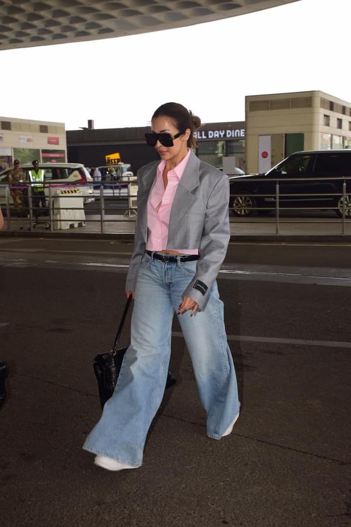 मलाइका अरोड़ा आज सुबह मुंबई एयरपोर्ट पर काफी स्टाइलिश अंदाज में स्पॉट हुईं.