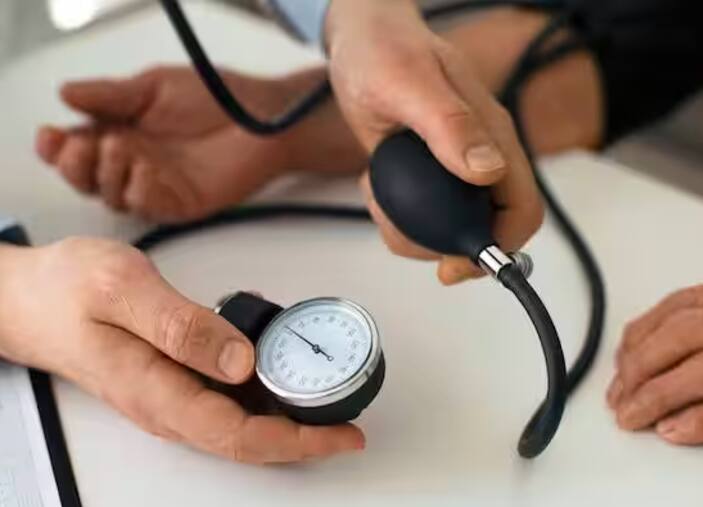 ਦੋ ਦਵਾਈਆਂ, ਨਿਫੇਡੀਪੀਨ ਅਤੇ ਏਮਲੋਡੀਪੀਨ, ਨੂੰ ਯੂਰਪੀਅਨ ਸਡਨ ਕਾਰਡਿਅਕ ਅਰੇਸਟ ਨੈਟਵਰਕ ਦੇ ਖੋਜਕਰਤਾਵਾਂ ਦੁਆਰਾ ਅਧਿਐਨ ਵਿੱਚ ਸ਼ਾਮਲ ਕੀਤਾ ਗਿਆ ਸੀ। ਦੋਵੇਂ ਦਵਾਈਆਂ ਹਾਈ ਬਲੱਡ ਪ੍ਰੈਸ਼ਰ ਅਤੇ ਛਾਤੀ ਦੇ ਦਰਦ ਵਿੱਚ ਵਰਤੀਆਂ ਜਾਂਦੀਆਂ ਹਨ। ਖੋਜਕਰਤਾਵਾਂ ਨੇ 2,503 SCA ਮਰੀਜ਼ਾਂ ਦੇ ਅੰਕੜਿਆਂ ਦਾ ਵਿਸ਼ਲੇਸ਼ਣ ਕੀਤਾ ਅਤੇ ਨੀਦਰਲੈਂਡ ਦੇ 10,543 ਸਿਹਤਮੰਦ ਲੋਕਾਂ ਨਾਲ ਇਸਦੀ ਤੁਲਨਾ ਕੀਤੀ। ਪ੍ਰਾਪਤ ਨਤੀਜੇ ਕਾਫ਼ੀ ਹੈਰਾਨ ਕਰਨ ਵਾਲੇ ਸਨ।