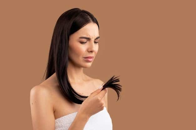 नारियल तेल : नारियल का तेल भी दोमुंहे बालों से छुटकारा दिला सकता है. ये काफी पुराना और असरदार तरीका है, नारियल का तेल बालों पर लगाने से बाल रिपेयर होते हैं और उन्हें मजबूती मिलती हैं. नारियल के तेल को हल्का गर्म कर 15 मिनट तक बालों में मसाज करें. करीब दो घंटे बाद शैंपू से बाल धो लें.