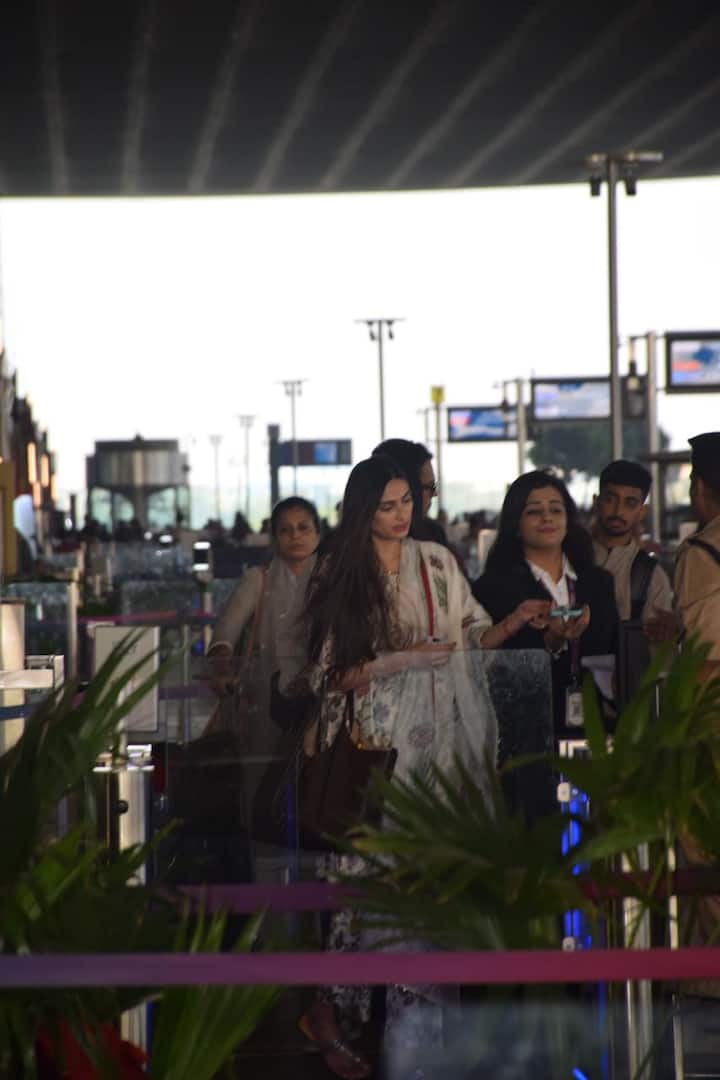 अथिया शेट्टी आज सुबह एयरपोर्ट पर काफी सादगी भरे अंदाज में नजर आईं.