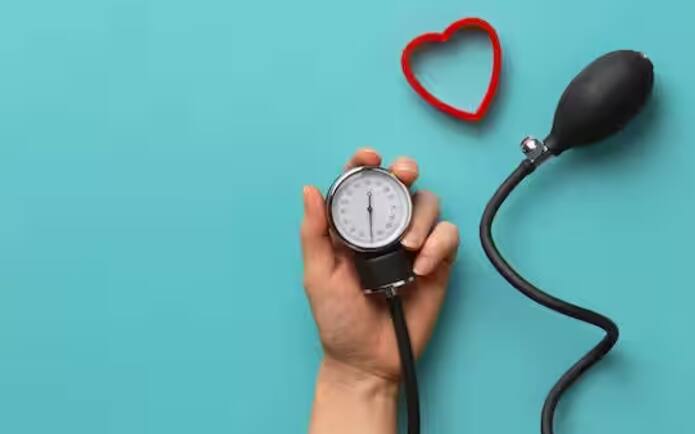 ਬੀਪੀ ਦੇ ਮਰੀਜ਼ ਆਪਣੇ ਬਲੱਡ ਪ੍ਰੈਸ਼ਰ ਨੂੰ ਕੰਟਰੋਲ ਕਰਨ ਲਈ ਵੱਖ-ਵੱਖ ਉਪਾਅ ਅਪਣਾਉਂਦੇ ਹਨ। ਕੁਝ ਮਰੀਜ਼ ਬੀਪੀ ਦੀਆਂ ਦਵਾਈਆਂ ਵੀ ਲੈਂਦੇ ਹਨ, ਜੋ ਖ਼ਤਰਨਾਕ ਹੋ ਸਕਦਾ ਹੈ। ਇਸ ਕਾਰਨ ਦਿਲ ਦਾ ਦੌਰਾ ਪੈਣ ਦਾ ਖਤਰਾ ਰਹਿੰਦਾ ਹੈ। ਇਸ ਲਈ ਜੇਕਰ ਤੁਸੀਂ ਵੀ ਅਜਿਹੀ ਗਲਤੀ ਕਰ ਰਹੇ ਹੋ ਤਾਂ ਸਾਵਧਾਨ ਹੋ ਜਾਓ।