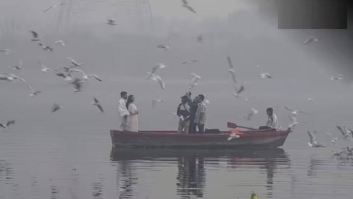 IMD એ દિલ્લીમાં સમગ્ર દિવસ દરમિયાન ખૂબ જ ગાઢ ધુમ્મસની આગાહી કરી છે, જે જોખમી હવાની ગુણવત્તાને બગાડશે અને દૃશ્યતામાં ઘટાડો કરશે.