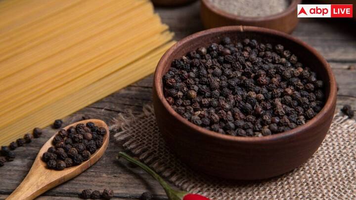 कोलेस्ट्रॉल और डायबिटीज में फायदेमंद- शहद और काली मिर्च का सेवन करने से कोलेस्ट्रॉल और डायबिटीज की समस्या को कम किया जा सकता है. इससे ब्लड सर्कुलेशन बेहतर होता है. यह नसों में सूजन को कम करता है, जिससे ब्लॉकेज की समस्या कम हो सकती है। यह ब्लड शुगर लेवल को भी नियंत्रित कर सकता है.
