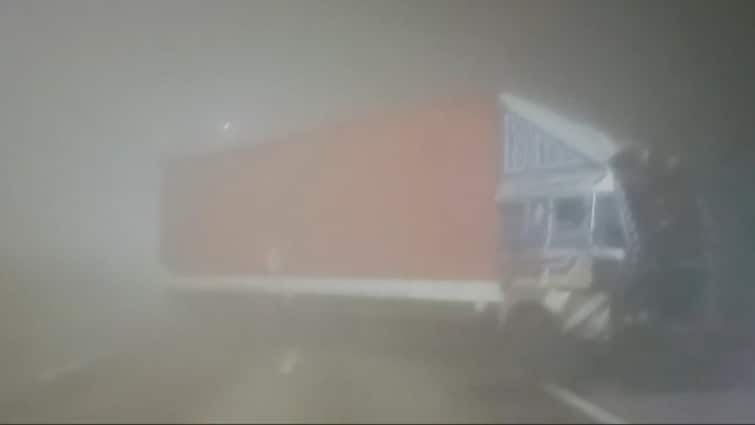 Four vehicles collided with each other due to fog in Greater Noida. 19 people were injured.