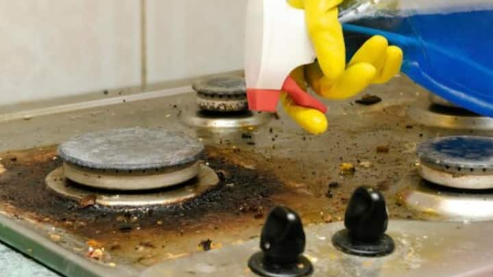 Kitchen Cleaning Hacks: রান্নাঘরে শুধু রান্না করলেই হল না, নিয়মিত পরিষ্কারও করতে হয়। সঠিক পদ্ধতি জেনে নিন। ছবি: ফ্রিপিক।