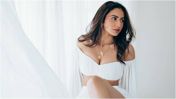 Rakul Preet Singh Latest Photos : హీరోయిన్ రకుల్ ప్రీత్ సింగ్ తన లేటెస్ట్ ఫోటోషూట్​ని ఇన్​స్టాలో పోస్ట్ చేసింది. వైట్ డ్రెస్​లో హాట్​ ఫోటోషూట్ చేసింది ఈ భామ.