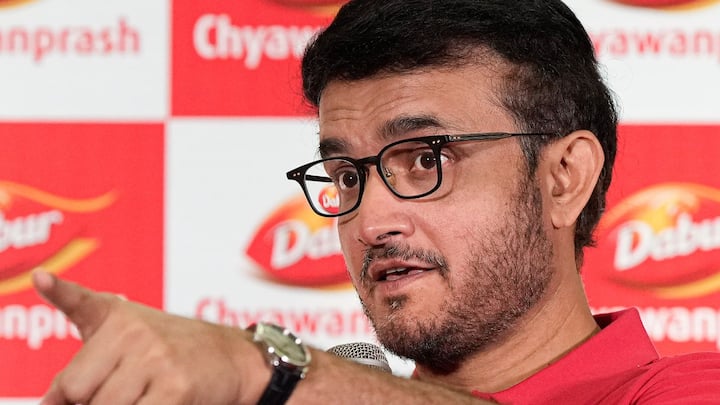 সৌরভ জানিয়েছেন, ভারত-পাকিস্তান ম্যাচ চলছিল। যে দ্বৈরথকে ক্রিকেটবিশ্বের সেরা আকর্ষণ মনে করা হয়।