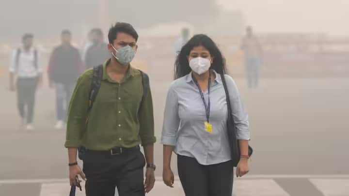 Delhi Weather News: दिल्ली में मंगलवार को न्यूनतम तापमान 15 डिग्री सेल्सियस और अधिकतम तापमान 24 डिग्री सेल्सियस रहने की संभावना है, जबकि, सुबह और शाम हल्के से मध्यम घना कोहरा रह सकता है.