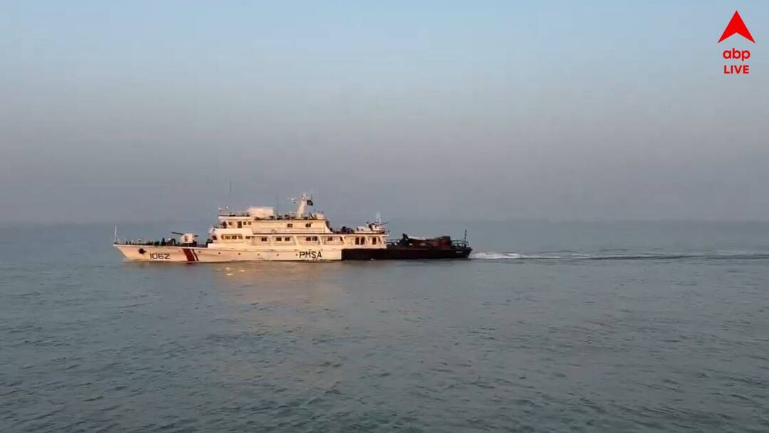 Indian Coast Guard rescues seven fishermen caught by Pakistan Maritime Security Agency chasing it more than two hours India-Pakistan Relations: জলপথেও বাজিমাত, সমুদ্রে পাকিস্তানি জাহাজকে ধাওয়া করে ৭ মৎস্যজীবীকে উদ্ধার ভারতের উপকূলরক্ষী বাহিনীর