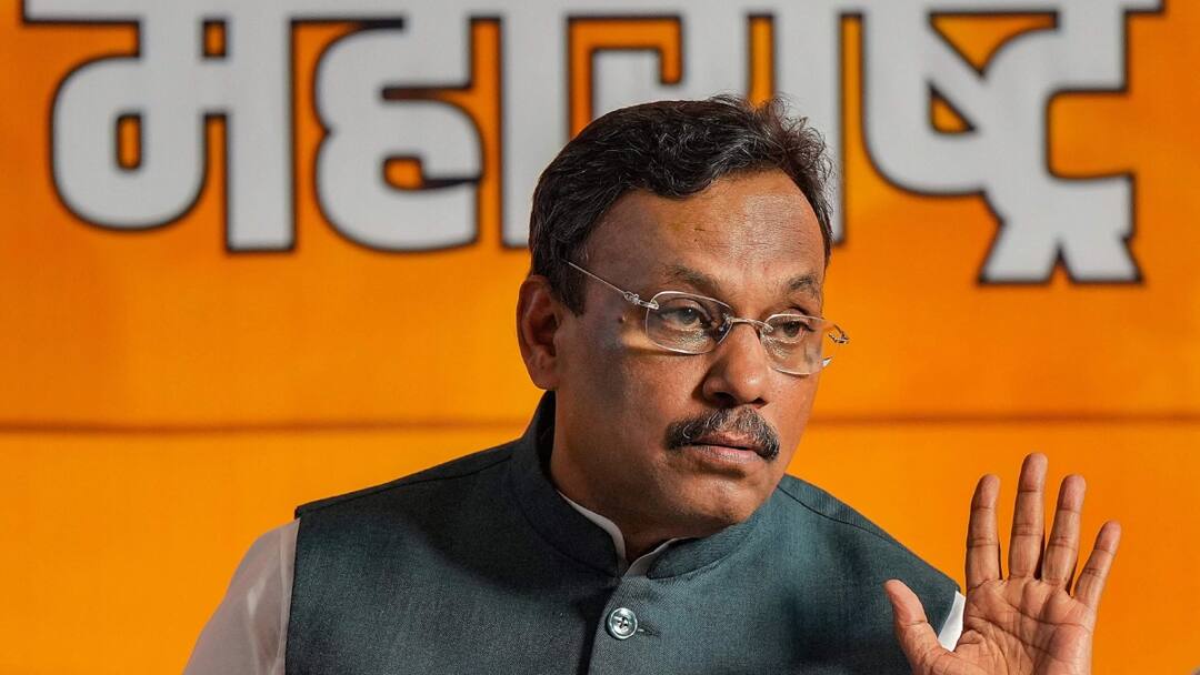 Maharashtra Assembly Election 2024 FIR filed against BJP leaders Vinod Tawde and Rajan Naik ann महाराष्ट्र चुनाव से एक दिन पहले BJP नेता विनोद तावड़े पर पैसे बांटने के आरोप, 9 लाख नकद जब्त