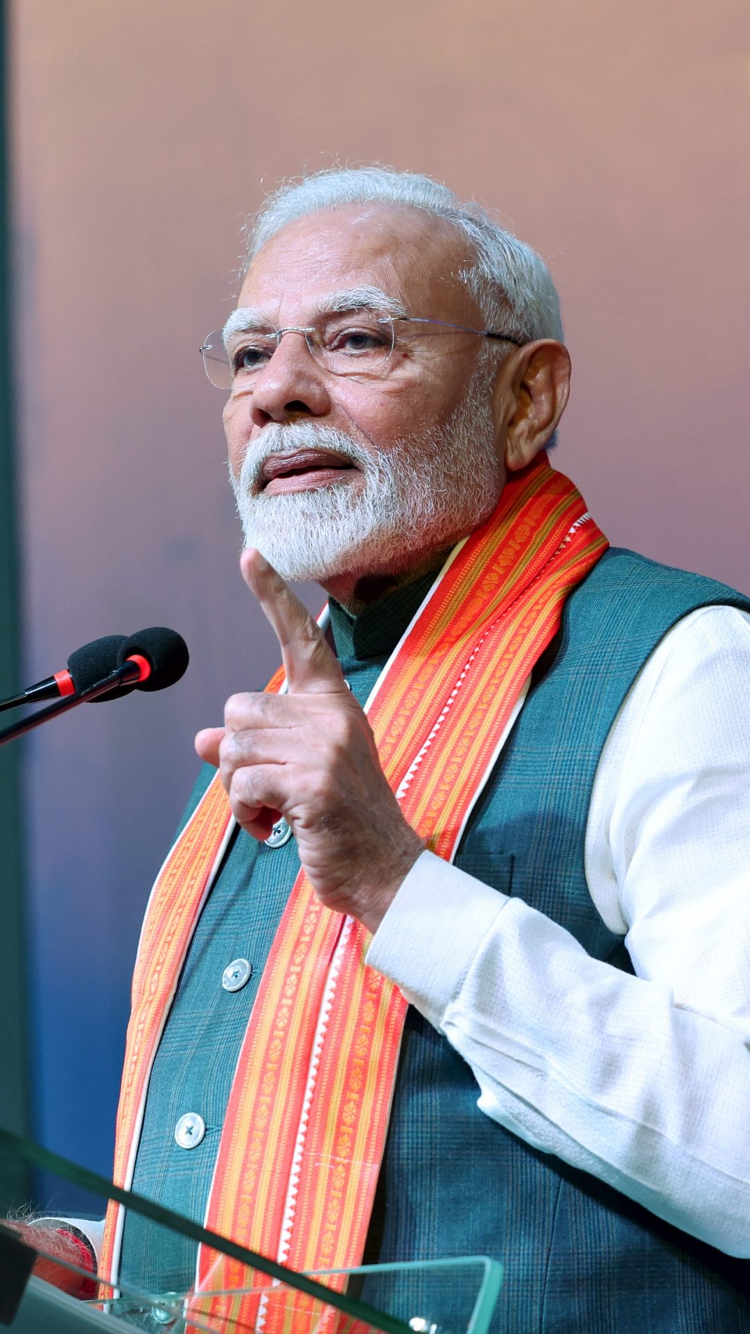 प्रधानमंत्री मोदी इस समय अपने पांच दिवसीय 3 देशों की यात्रा पर हैं