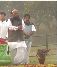 इंदिरा गांधी की जयंती पर खरगे ने दी श्रद्धांजलि | ABP NEWS SHORTS