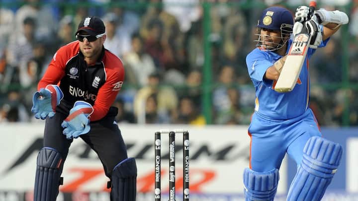 সৌরভ জানিয়েছেন, কীভাবে ভাঙা পাঁজর নিয়ে কাউকে কিছু বুঝতে না দিয়ে ব্যাটিং করেছিলেন সচিন। সেই কারণেই যে সচিন মহানদের দলে, জানিয়েছেন সৌরভ।