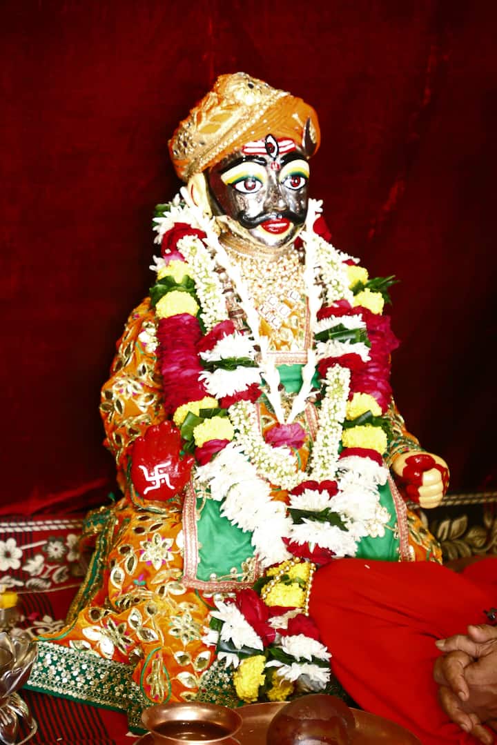 अगहन माह में निकलने वाली सवारी का महत्व सावन और भादो से कम नहीं है. सवारी निकलने के पहले महाकालेश्वर मंदिर परिसर स्थित सभामंडप में मुख्य पुजारी पंडित घनश्याम शर्मा द्वारा भगवान महाकालेश्वर के चन्द्रमौलीश्वर स्वरूप का विधिवत पूजा-अर्चना किया गया.