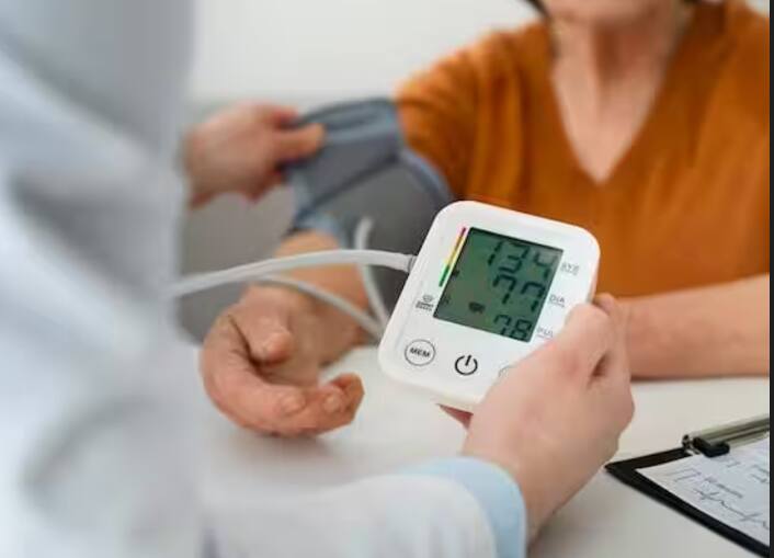 ਇੱਕ ਤਾਜ਼ਾ ਅਧਿਐਨ ਵਿੱਚ ਪਾਇਆ ਗਿਆ ਹੈ ਕਿ ਹਾਈ ਬਲੱਡ ਪ੍ਰੈਸ਼ਰ ਦੇ ਇਲਾਜ ਲਈ ਆਮ ਤੌਰ 'ਤੇ ਵਰਤੀ ਜਾਂਦੀ ਦਵਾਈ ਅਚਾਨਕ ਦਿਲ ਦਾ ਦੌਰਾ ਪੈਣ ਦੇ ਜੋਖਮ ਨੂੰ ਵਧਾ ਸਕਦੀ ਹੈ। ਇਸ ਅਧਿਐਨ 'ਚ ਦਵਾਈ ਦੀ ਵਰਤੋਂ ਕਰਦੇ ਸਮੇਂ ਸਾਵਧਾਨੀ ਵਰਤਣ ਦੀ ਸਲਾਹ ਦਿੱਤੀ ਗਈ ਹੈ। ਅਧਿਐਨ ਕਹਿੰਦਾ ਹੈ ਕਿ ਅਚਾਨਕ ਦਿਲ ਦਾ ਦੌਰਾ ਇੱਕ ਗੰਭੀਰ ਮੈਡੀਕਲ ਐਮਰਜੈਂਸੀ ਹੈ, ਜਦੋਂ ਦਿਲ ਧੜਕਣਾ ਬੰਦ ਕਰ ਦਿੰਦਾ ਹੈ। ਇਸ ਕਾਰਨ ਖੂਨ ਦਾ ਸੰਚਾਰ ਰੁਕ ਜਾਂਦਾ ਹੈ। ਇਹ ਸਥਿਤੀ ਘਾਤਕ ਵੀ ਹੋ ਸਕਦੀ ਹੈ।