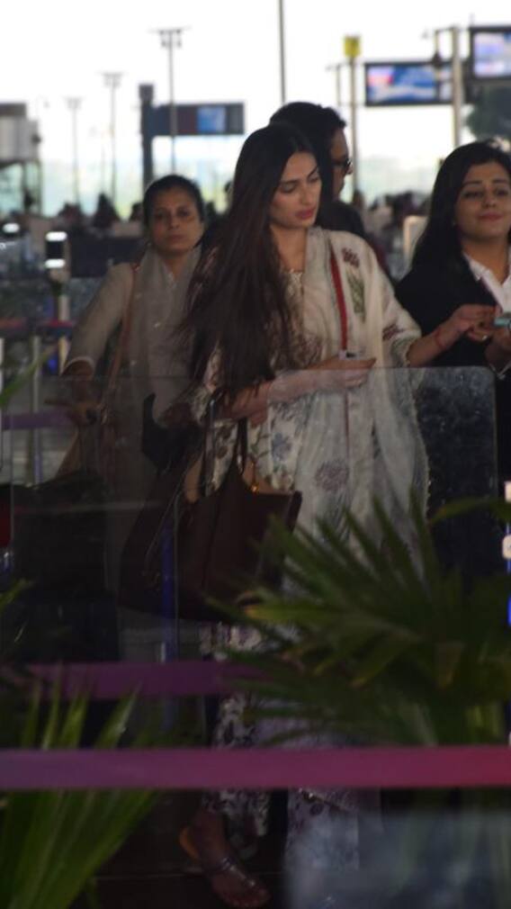 Soon-To-Be- Mom Athiya Shetty, Malaika Arora & Other Celebs At Mumbai Airport