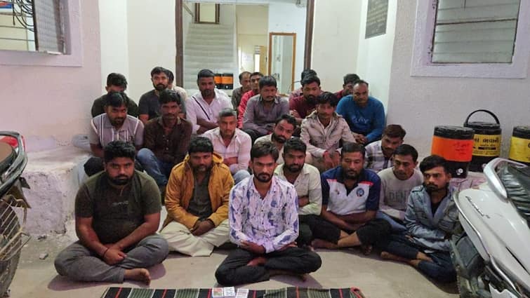 Surendranagar News SMC Raids on the Gambling Ads in the Patdi 30 accused arrested on the spot Surendranagar: પાટડીમાં જુગારધામ પકડાયું, SMCએ રેડ કરી 6 લાખના મુદ્દામાલ સાથે 30 શકુનીઓને દબોચ્યા