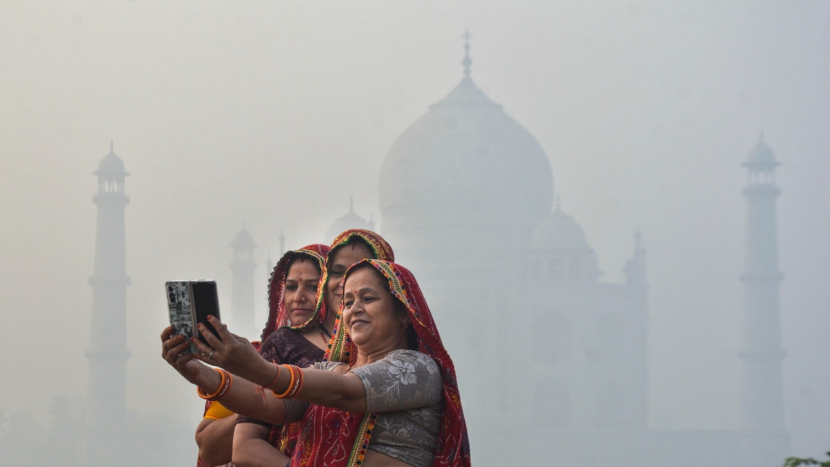 आगरा की हवा हुई जहरीली, ताजमहल की चमक पड़ी धुंधली, स्वास्थ्य विभाग ने जारी की चेतावनी