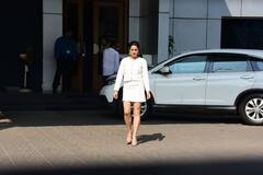 क्रॉप टॉप के साथ शॉर्ट स्कर्ट पहने एयरपोर्ट पर हुईं सारा अली खान, नमस्ते करते हुए पैपराजी को दिए पोज