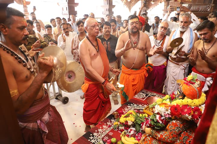 इसके बाद सवारी महाकालेश्वर मंदिर से महाकाल चौराहा, गुदरी चौराहा, बक्षी बाजार, कहारवाडी होते हुए रामघाट पहुंची. रामघाट पर मां क्षिप्रा के जल से भगवान चन्द्रमौलीश्वर जी के अभिषेक के बाद आरती की गई.
