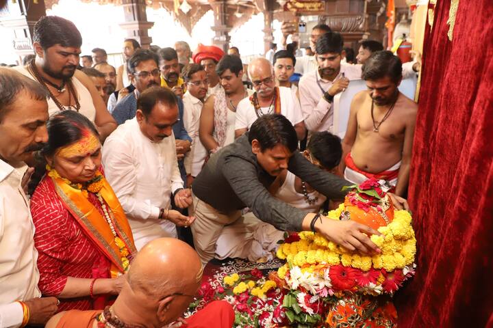 मार्गशीर्ष  माह (अगहन) की दूसरी और अंतिम सवारी शाही सवारी के रूप में 25 नवंबर 2024 को निकाली जाएगी. महाकालेश्वर मंदिर के आशीष पुजारी ने बताया कि रामघाट पर आरती के बाद सवारी गणगौर दरवाजा, मोढ की धर्मशाला, कार्तिक चौक, खाती का मंदिर,  सत्यनारायण मंदिर, ढाबा रोड, टंकी चौराहा, छत्री चौक, गोपाल मंदिर पहुंची.