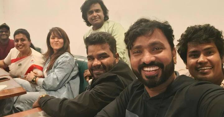 ఈ ఫోటోలను అదిరే అభి సోషల్ మీడియాలో షేర్ చేశారు. Get together of our loving Jabardast Family after long time. Had fun and shared happiness అంటూ క్యాప్షన్ ఇచ్చాడు.  (Images Source : Instagram/Anasuya Bharadwaj)