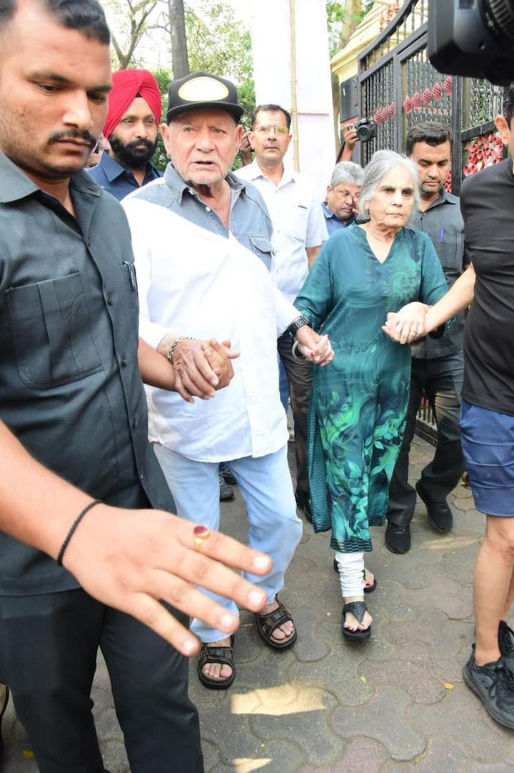 सलमान खानचे वडील लेखक सलीम खान आणि त्यांची पत्नी यांनीही मतदान केंद्रावर जाऊन मतदान केलं.