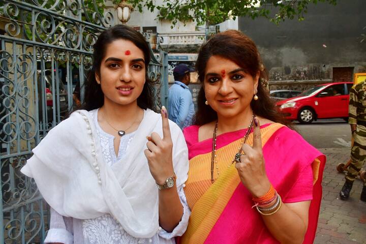 मुंबादेवी से शिवसेना उम्मीदवार शाइना एनसी ने महाराष्ट्र विधानसभा चुनाव के लिए मतदान किया.