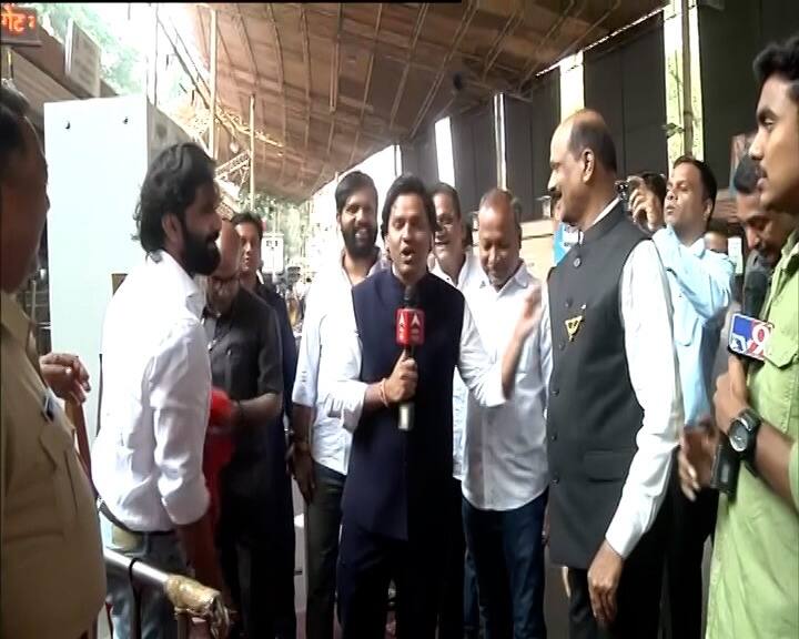 एकमेकांना पाहिल्यानंतर या दोघांनी एकमेकांशी हस्तांदोलन केले.