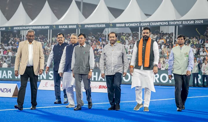 सरकार ने इसके अलावा सपोर्ट स्टाफ के हर एक सदस्य को पांच-पांच लाख रुपये और हेड कोच हरेंद्र सिंह को भी 10 लाख रुपये से पुरस्कृत करने की घोषणा की.