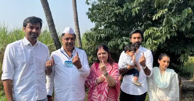 जयंत पाटील यांनीही सहकुटुंब मतदानाचा हक्क बजावला.