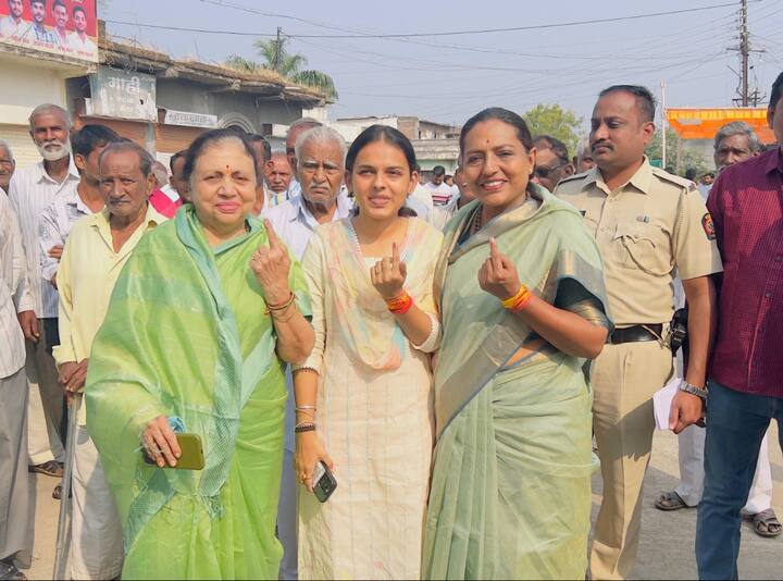 यशोमती ठाकूर यांनीही मतदानाचा हक्क बजावला.