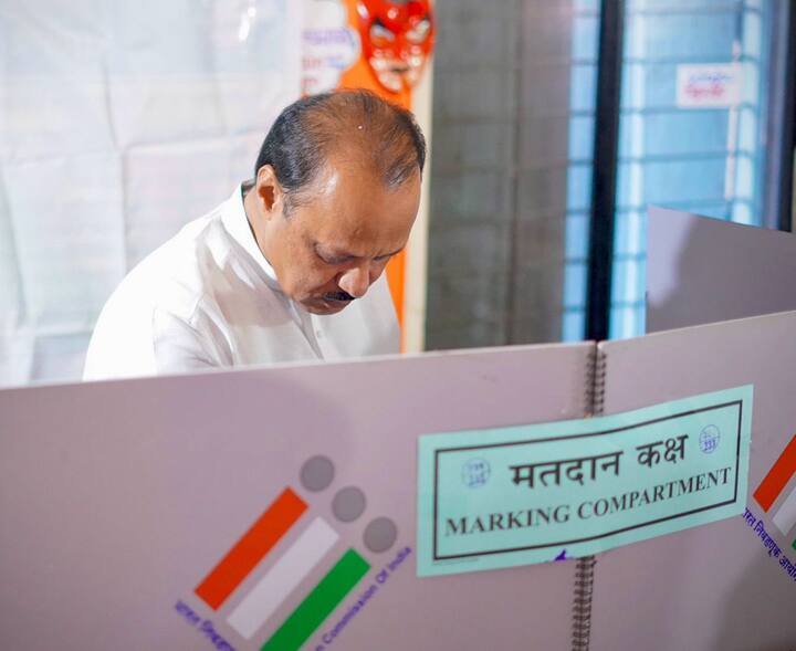 महाराष्ट्र के उपमुख्यमंत्री और बारामती विधानसभा क्षेत्र से एनसीपी उम्मीदवार अजित पवार बारामती के एक मतदान केंद्र पर वोट डाला.